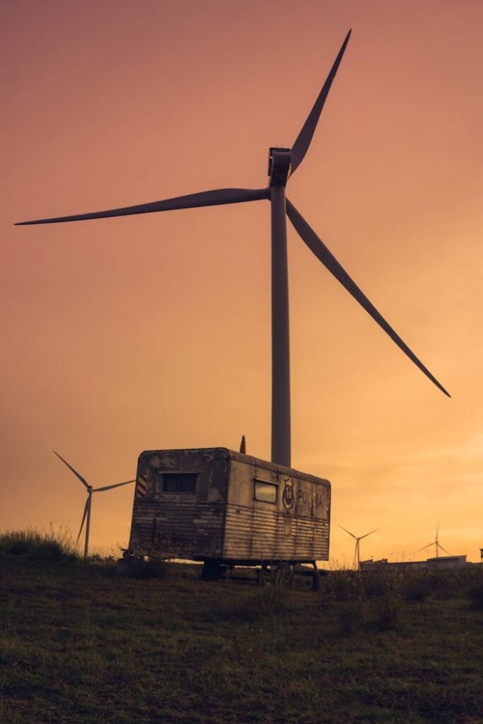 Éoliennes sur fond de ciel couchant